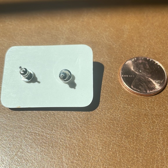 FOSSIL - Faceted Silver and Crystals Stud Earrings - Picture 3 of 3